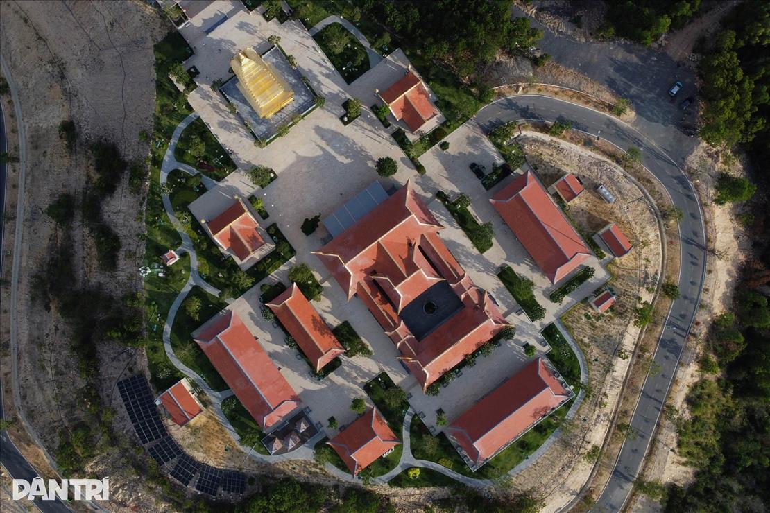 chua-truc-lam-phung-thuy-son-voi-bao-thap-13-tang (2).jpg